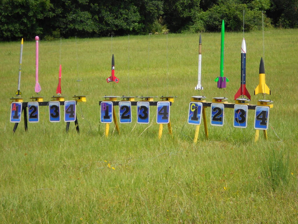 Model rocket launch pads